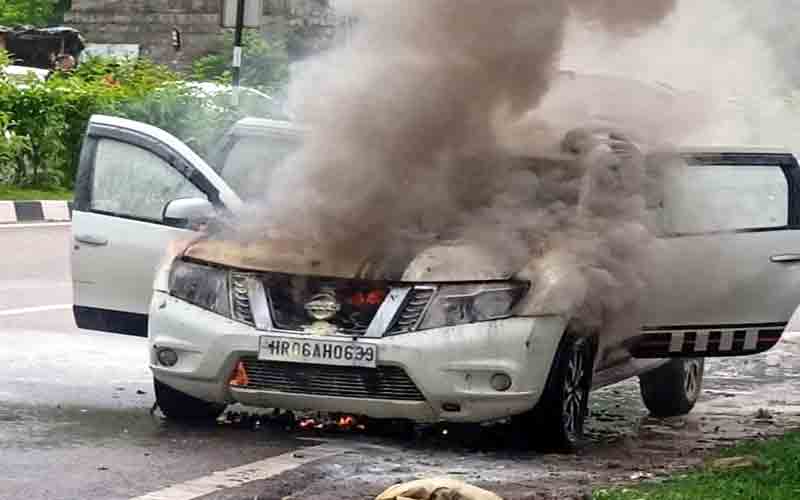 चलती कार में अचानक भड़की आग, बाल-बाल बची 5 लोगों की जान