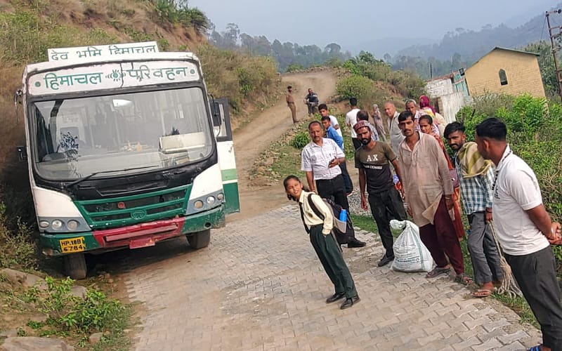 तीन दिनों से लगातार ब्रेकडाउन हो रही सराहां-मेंहदोबाग-नाडब खोजर बस