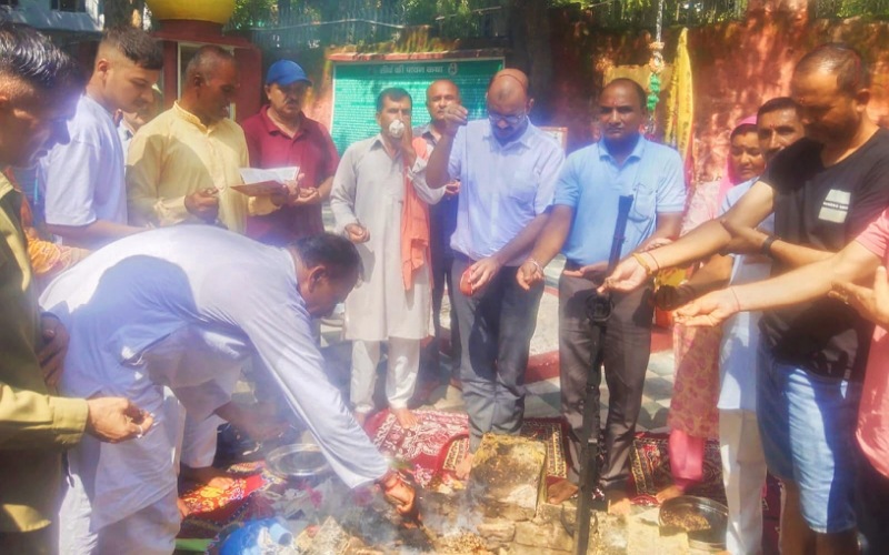 श्रावण संक्रांति पर मंदिरों में जुटी श्रद्धालुओं की भीड़, श्री रेणुकाजी तीर्थ में हवन यज्ञ