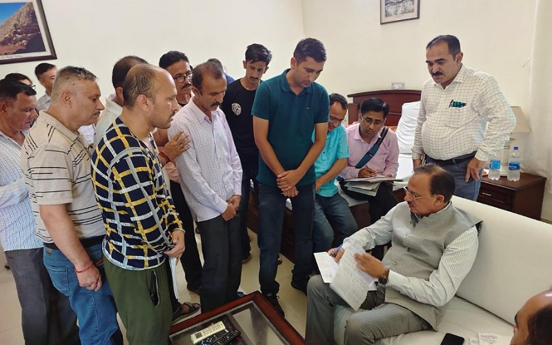 हर्षवर्धन चौहान ने पांवटा, कफोटा और शिलाई में सुनी जनसमस्याएं