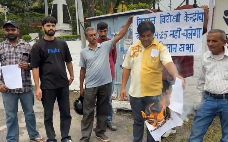 नाहन में किसान सभा ने फूंकी केंद्र सरकार के बजट के प्रतियां