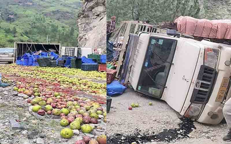 हादसे का शिकार हुई फलों से भरी जीप, दो लोग घायल, अस्पताल में भर्ती