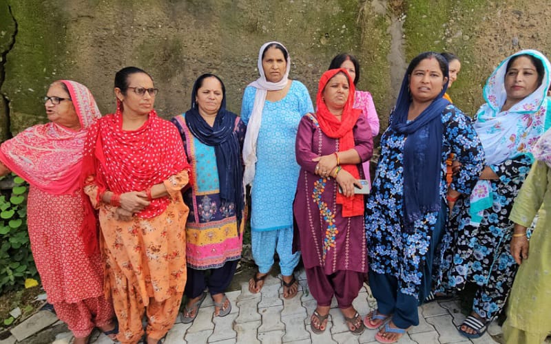 नाहन का खदरी गांव तीन महीने से प्यासा, दो किमी दूरी से ढो रहे पानी