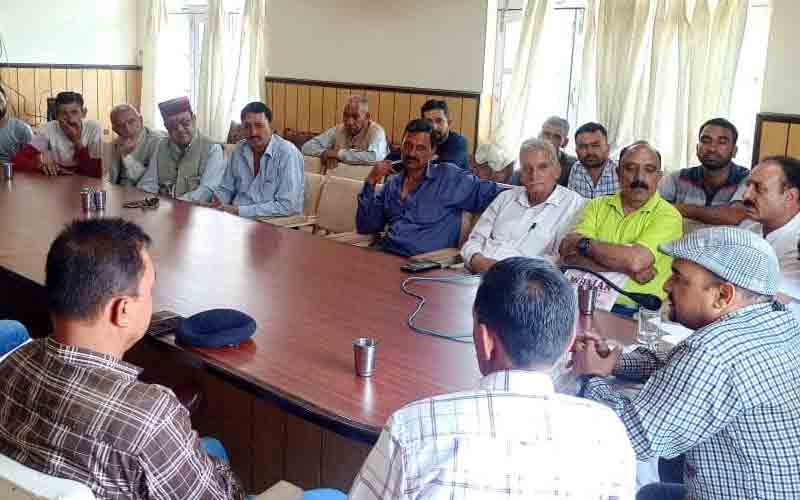 जिला में फल उत्पादकों और ट्रक ऑपरेटर यूनियन की बैठक आयोजित