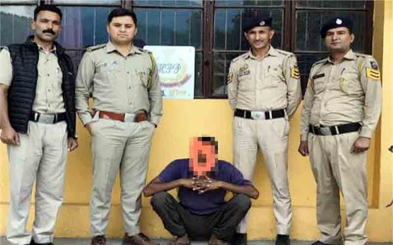 पुलिस ने चरस सहित धरा तस्कर, पूछताछ जारी