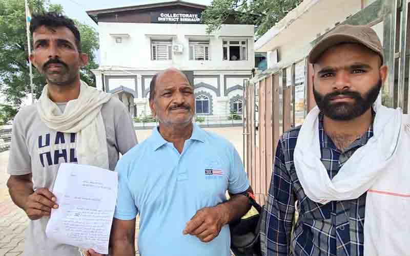 साहब हमें पीने का पानी उपलब्ध करवा दो ,10 दिनों से घर पर बूंद नहीं टपकी