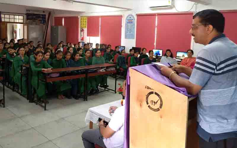आईटीआई जोगिंदर नगर में बताई प्रदेश सरकार की कल्याणकारी योजनाएं