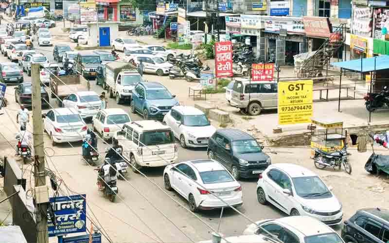 एक तरफ गर्मी की मार, दूसरी तरफ भयंकर ट्रैफिक जाम