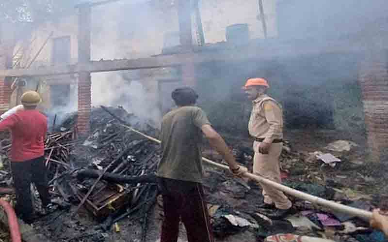 आग लगने से तीन कमरों का मकान और गौशाला जलकर राख, लाखों का नुकसान