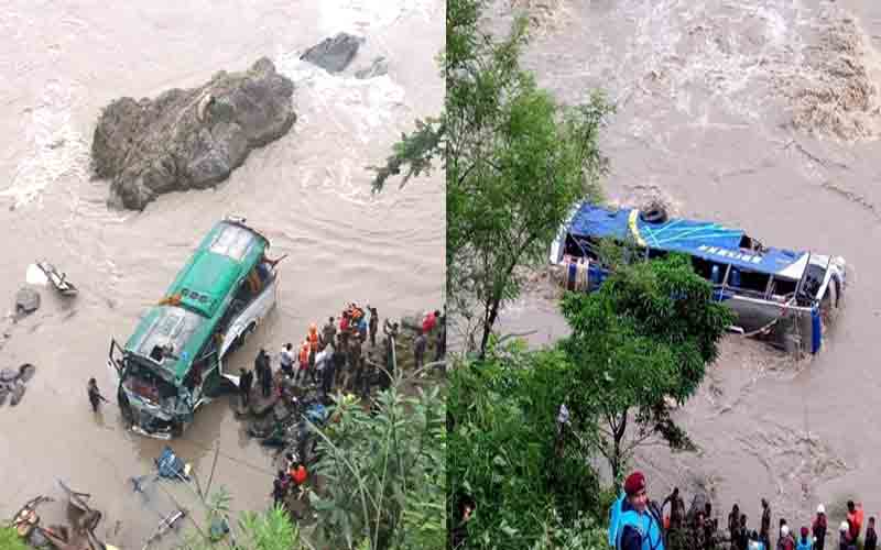 Two-buses-fell-into-river-a.jpg
