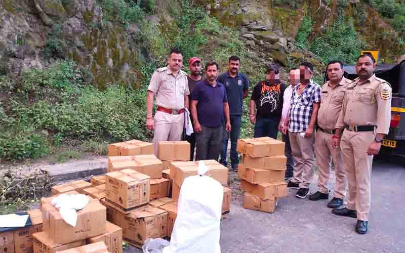 सिरमौर: गाड़ी से अवैध शराब का जखीरा बरामद, 3 लोगों के खिलाफ केस दर्ज