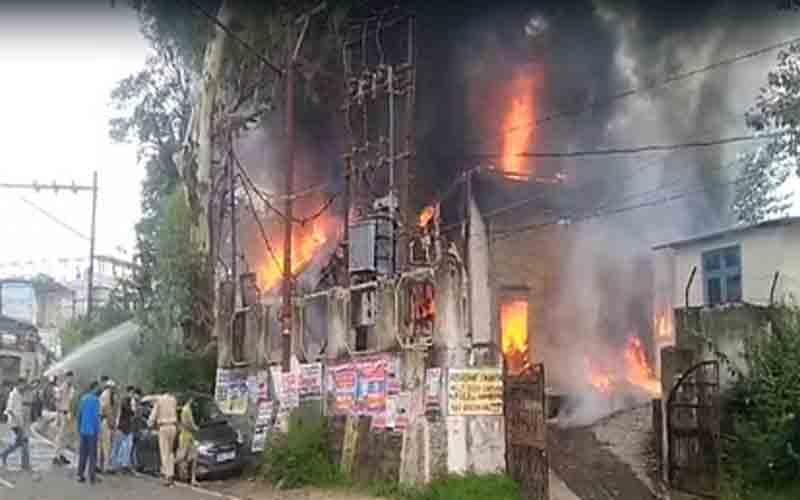 A massive fire broke out in the warehouse of the electricity department in Hamirpur, loss worth crores.
