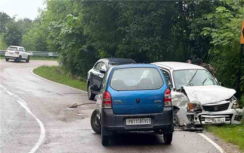 कुठेड़ा खैरला में 2 कारों के बीच जोरदार भिड़ंत, 5 लोग घायल