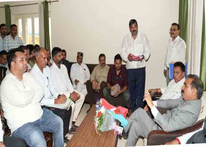 मुख्यमंत्री से बैठक के बाद पटवारी और कानूनगो संघ ने काम पर लौटने का लिया निर्णय