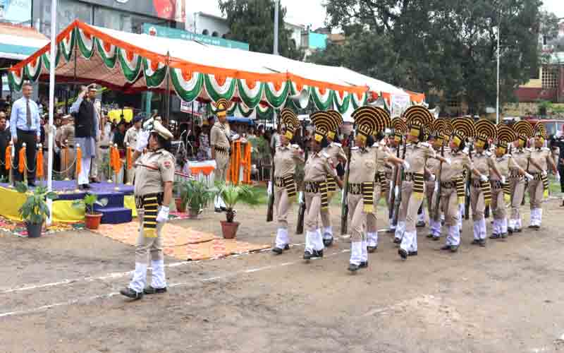 अनिरुद्ध सिंह ने नाहन चौगान में फहराया तिरंगा, मार्च पास्ट की ली सलामी