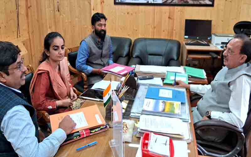 हस्तशिल्प व हथकरघा निगम के प्रयासों से राज्य के कारीगर हो रहे लाभान्वित- उद्योग मंत्री