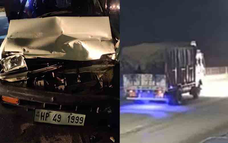 अनियंत्रित होकर ट्रक से टकराई कार, चालक घायल