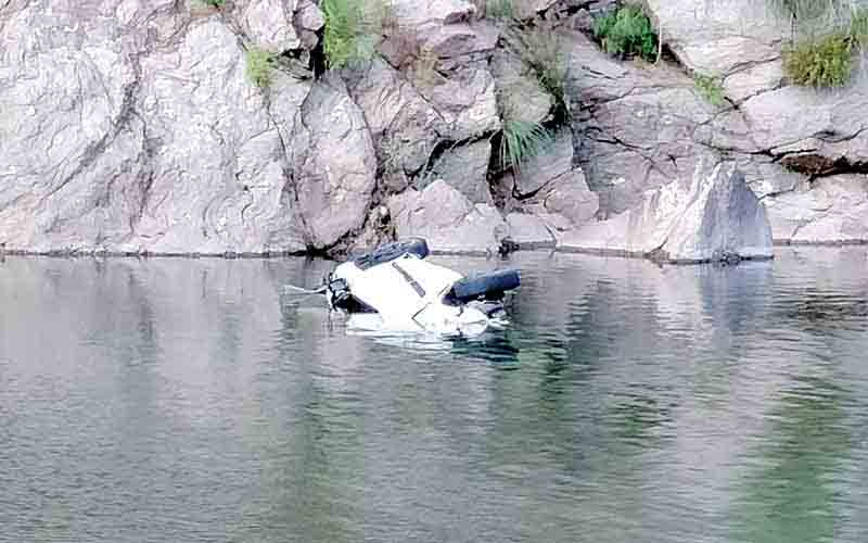 हिमाचल में हादसा: नदी में कार गिरने से दंपती की मौत, एक साल की बेटी लापता