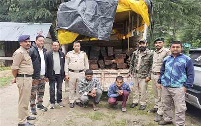 वन विभाग ने गाड़ी से बरामद किए देवदार 28 स्लीपर, 2 आरोपी गिरफ्तार