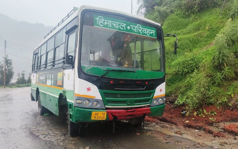 सिरमौर: एचआरटीसी की चलती बस में चालक और परिचालक से मारपीट 