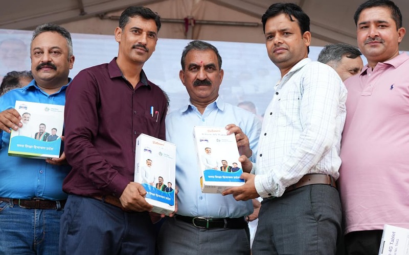 सीएम सुक्खू ने प्राथमिक अध्यापकों को वितरित किए टैबलेट