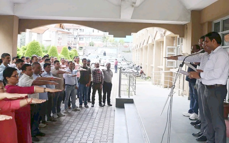 डीसी ने अधिकारियों- कर्मचारियों को दिलाई सद्भावना की शपथ