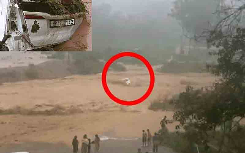 खड्ड के तेज बहाव में बही इनोवा गाड़ी, 8 की मौत, एक रेस्क्यू
