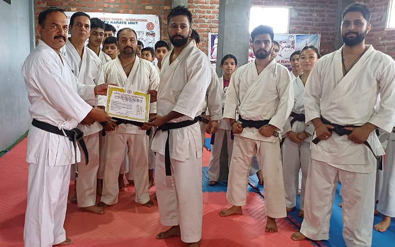 धर्मपुर अकादमी में हुई कराटे ग्रेडिंग में 16 खिलाड़ियों ने खूब बहाया पसीना