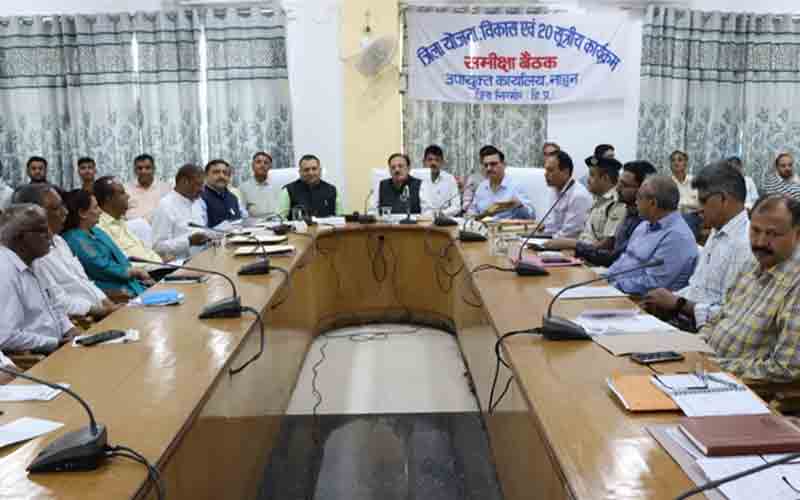 जिला के विकासात्मक कार्यों को समय रहते पूरा करें अधिकारी- उद्योग मंत्री