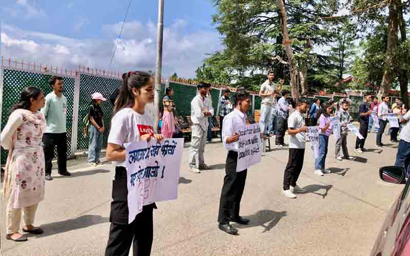 हिमाचल प्रदेश यूनिवर्सिटी में एसएफआई इकाई का धरना प्रदर्शन
