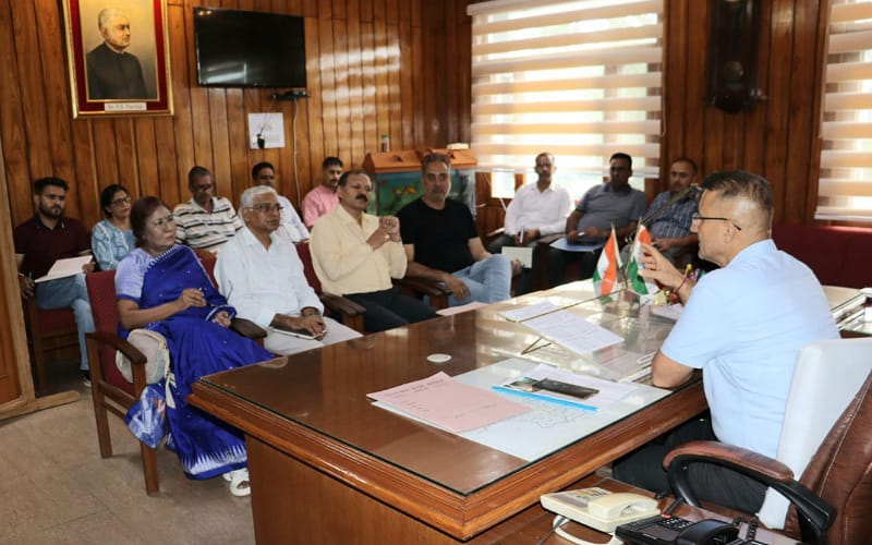 स्कूलों में बच्चों को डेंगू व जल जनित रोगों से बचाव की दें जानकारी-उपायुक्त