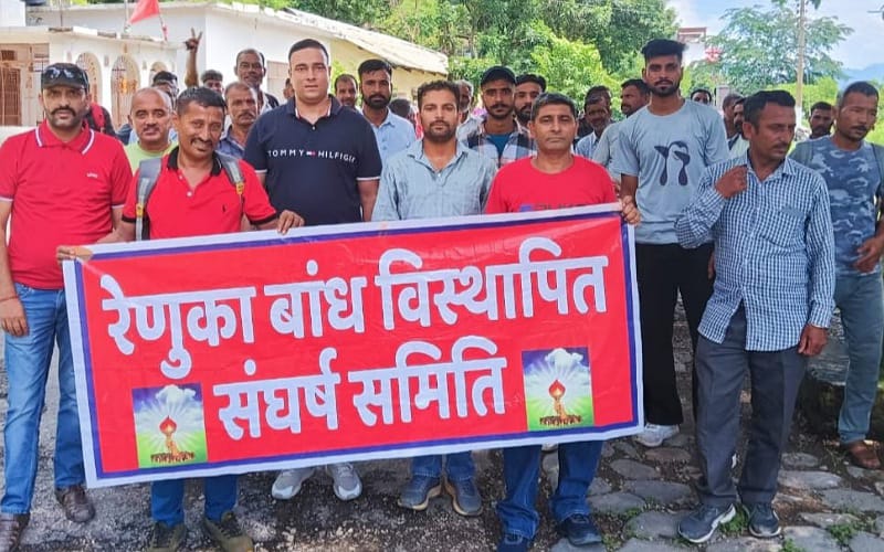रेणुकाजी बांध विस्थापितों ने ददाहू बाजार में मांगों को लेकर की नारेबाजी