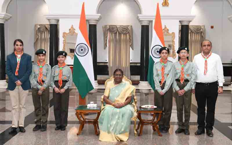 दिल्ली में महामहिम राष्ट्रपति से मिले एसवीएन स्कूल सराहां के स्काउट एंड गाइड 