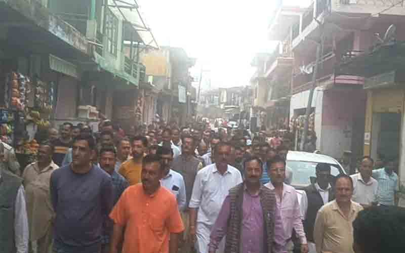 नौहराधार में गूंजे “लोगों का पैसा लौटाना होगा, वरना रोजाना धरना होगा” के नारे