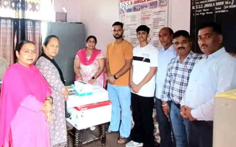 सामाजिक सेवा की मिसाल: सुनीता शर्मा ने स्कूल में दान किया कंप्यूटर और प्रिंटर