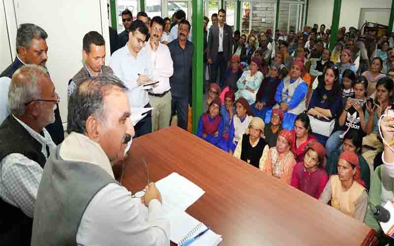 मुख्यमंत्री से लूहरी और सुन्नी जलविद्युत परियोजना के प्रभावितों ने की भेंट