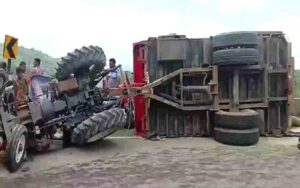 Tractor-trolley-overturned-.jpg