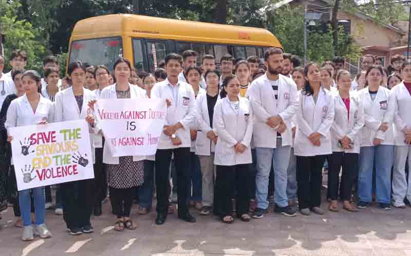 महिला डाक्टर दुष्कर्म-हत्याकांड पर बवाल, नाहन में मेडिकल यूनियनों का प्रदर्शन