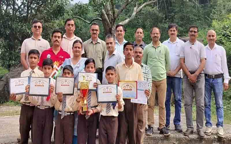 ऊना के जटहेड़ी स्कूल के बैडमिंटन खिलाड़ियों का सम्मान