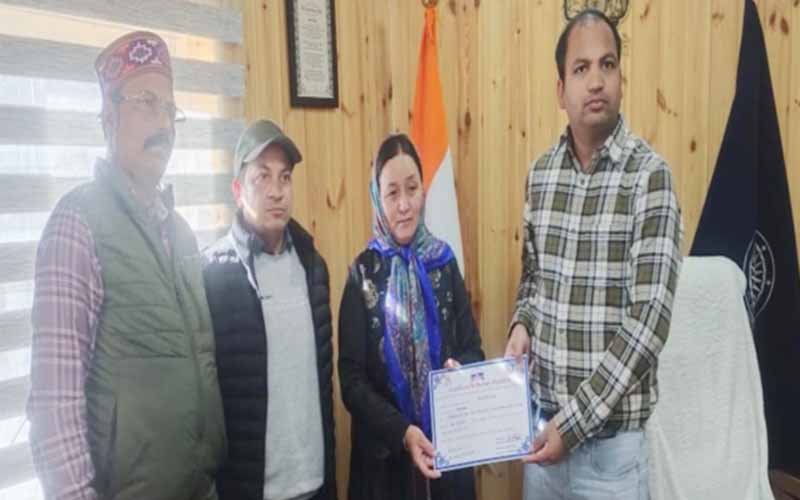 मुख्यमंत्री सुख-शिक्षा योजना के तहत लाभार्थी को प्रमाण पत्र जारी