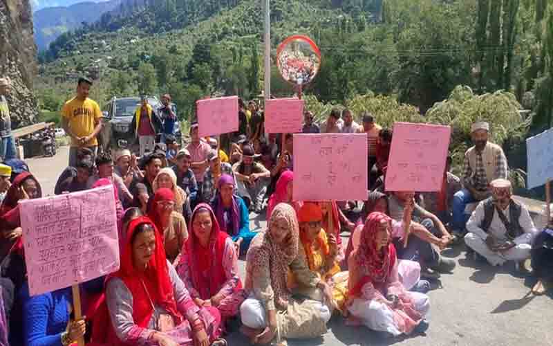 डेढ़ महीने से हो रही अनदेखी के खिलाफ ग्रामीणों का गुस्सा फूटा, कुल्लू में प्रदर्शन जारी