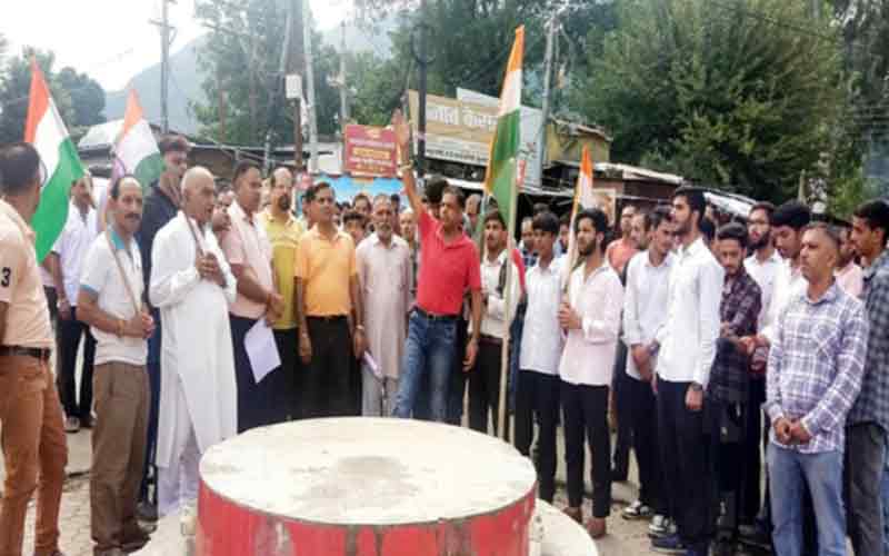 हिमाचल प्रदेश में बंद का व्यापक असर, कारोबारियों ने निकाली रैलियां