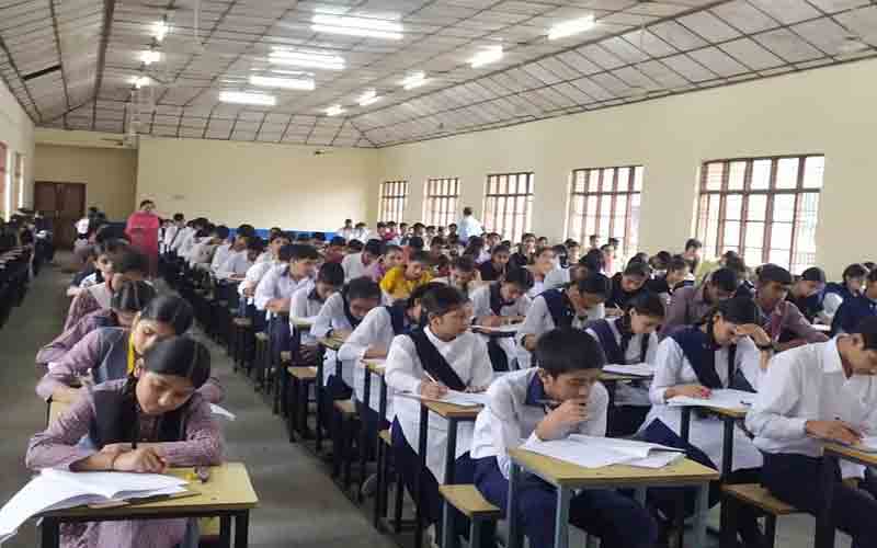 हमीरपुर में जेईई और नीट की निशुल्क कोचिंग के लिए परीक्षा आयोजित