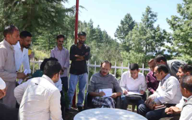 हर्षवर्धन चौहान ने शिलाई में सुनी जनसमस्याएं