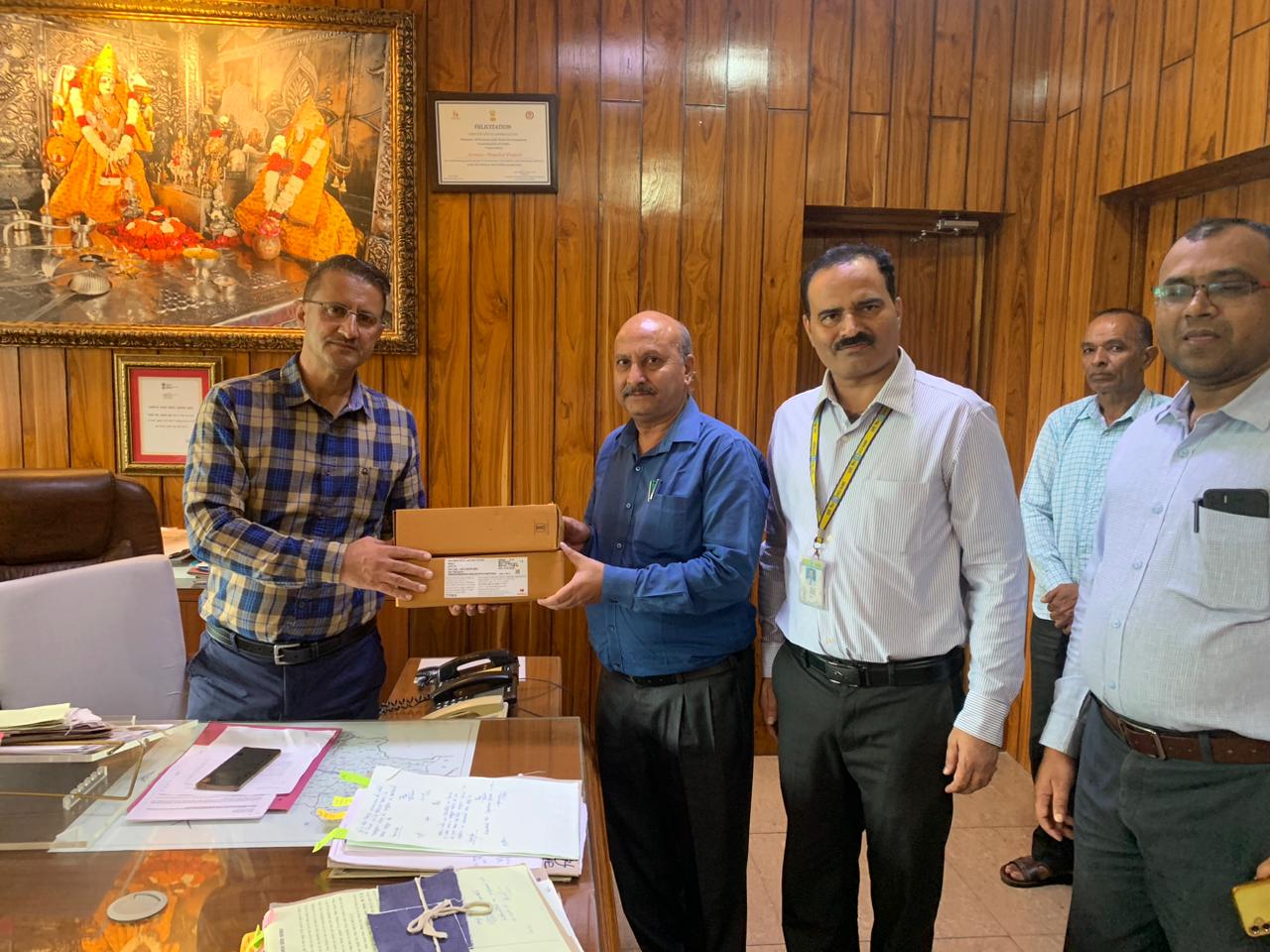 यूको बैंक ने सीएसआर के तहत नगर परिषद नाहन को प्रदान की 27 स्ट्रीट लाइट्स