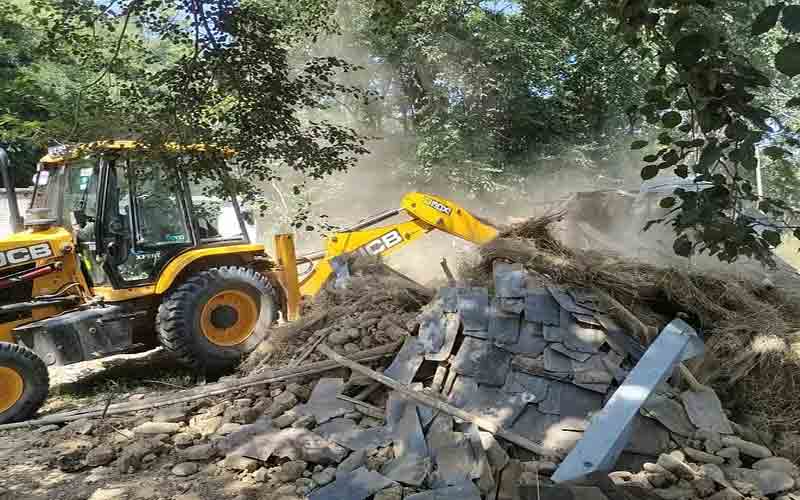 कांगड़ा में सरकारी भूमि पर बनी गोशाला और कमरा हटाया गया