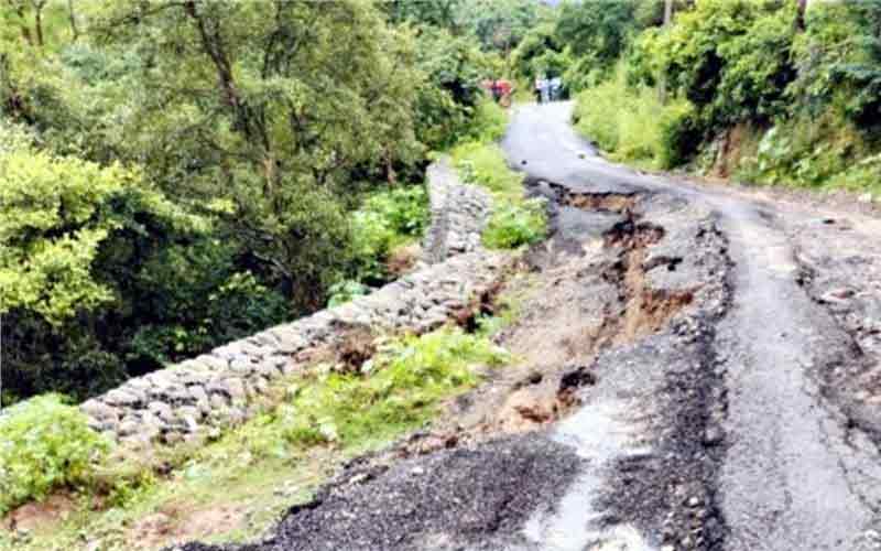 बरसात के कारण कालाअम्ब-कौलावाला भूड सड़क धंसी, वाहनों की आवाजाही बंद