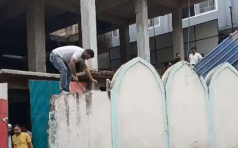मस्जिद में अवैध निर्माण गिराया, मुस्लिम समुदाय करेगा मंथन
