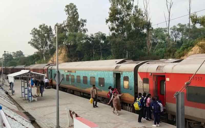 ऊना रेलवे स्टेशन पर शुरू हुई ऑनलाइन टिकट भुगतान की सुविधा