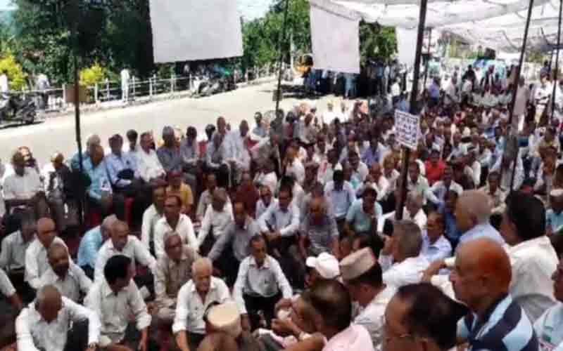 पेंशनर्स वेलफेयर एसोसिएशन का धरना प्रदर्शन